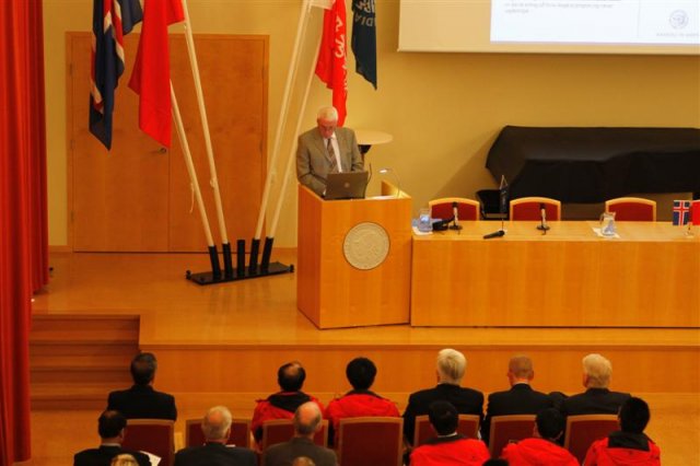 Dr. Gunnlaugur Björnsson presenting at the symposium.