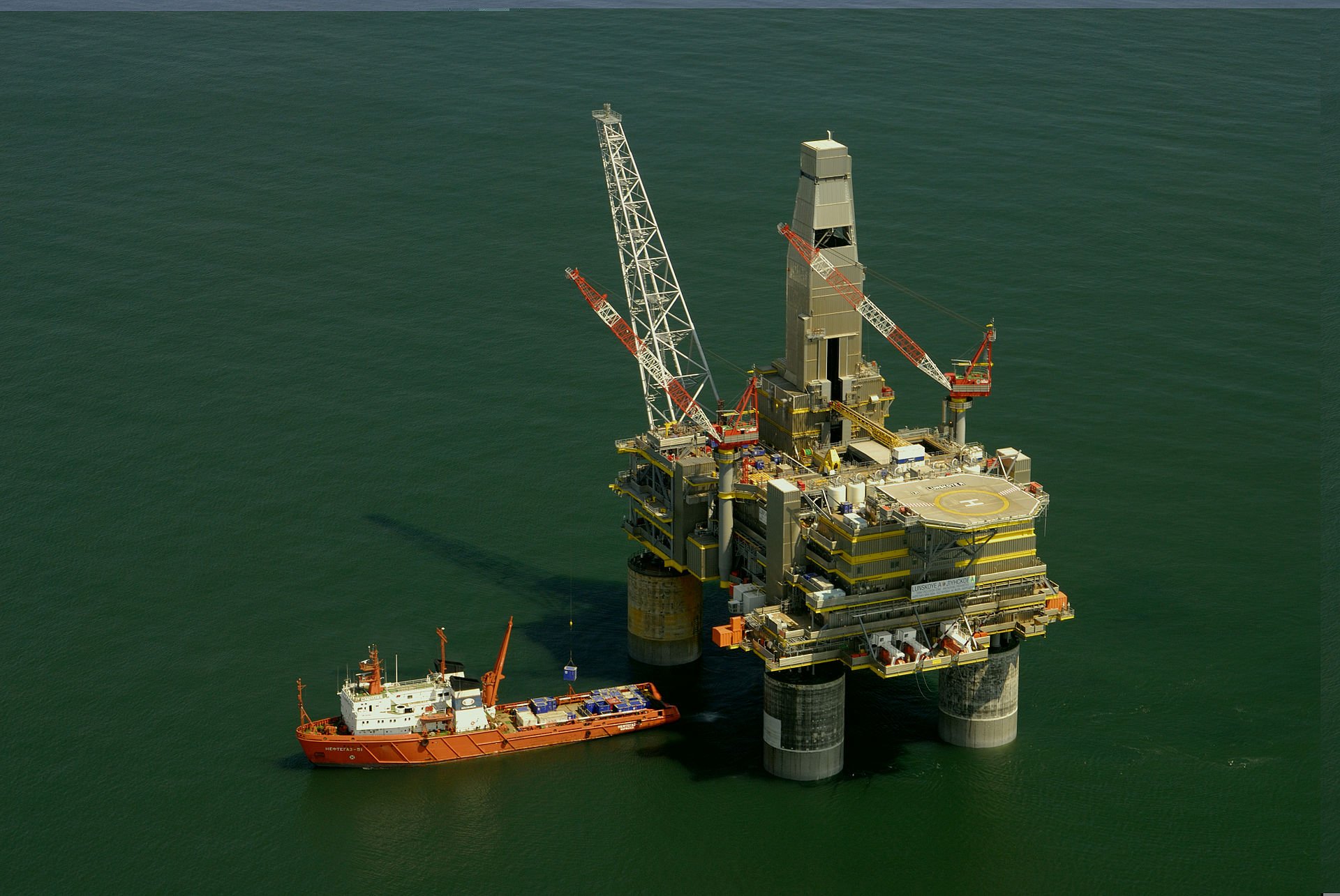 Oil drilling platform