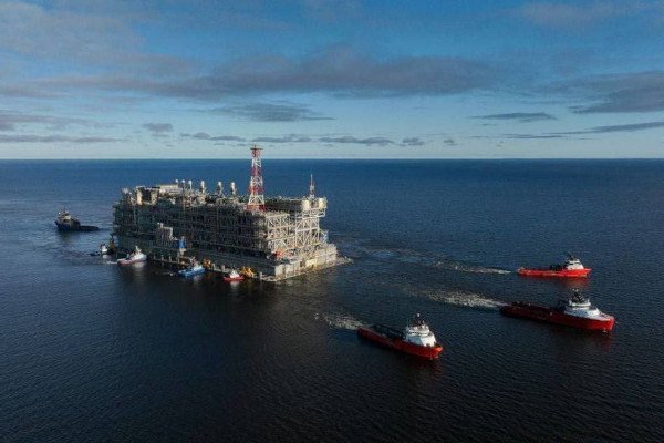 Arctic LNG2 towed to Gydan